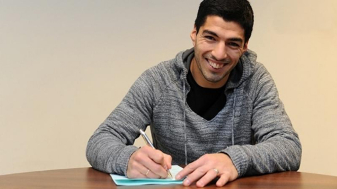 Luis Suarez akhirnya tanda tangan kontrak baru dengan Liverpool