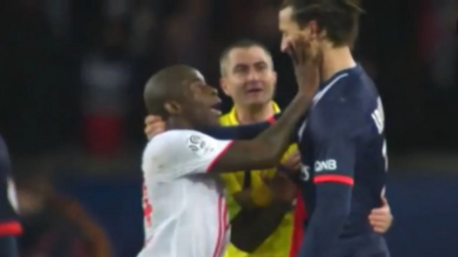 Rio Mavuba (kiri) mendorong wajah Zlatan Ibrahimovic