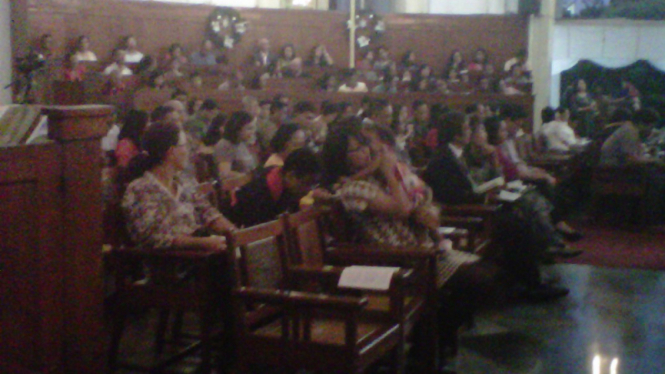 Suasana kebaktian Gereja Protestan Indonesia Barat (GPIB) Immanuel