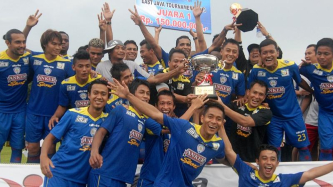 Pemain Arema Indonesia usai juara Piala Gubernur Jatim 2013
