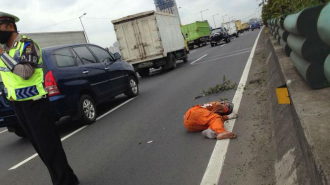 Petugas kebersiha tol terkapar dihantam Nissan Livina