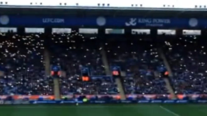 Fans Leicester nyalakan HP untuk terangi stadion