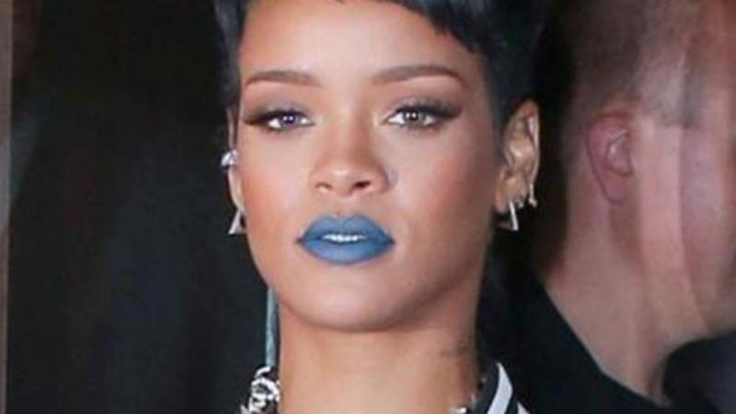 Rihanna lipstik biru