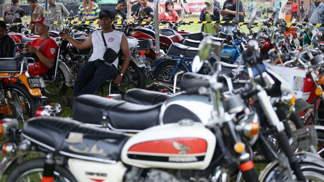 Penggemar motor Honda CB berkumpul di Kawasan Taman Mini Indonesia Indah saat Jambore Nasional, Jakarta, Sabtu (28/12/2013). 