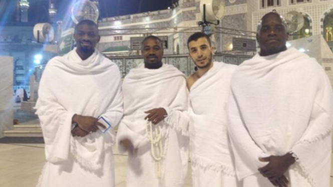 Abou Diaby (kiri) menjalani umrah