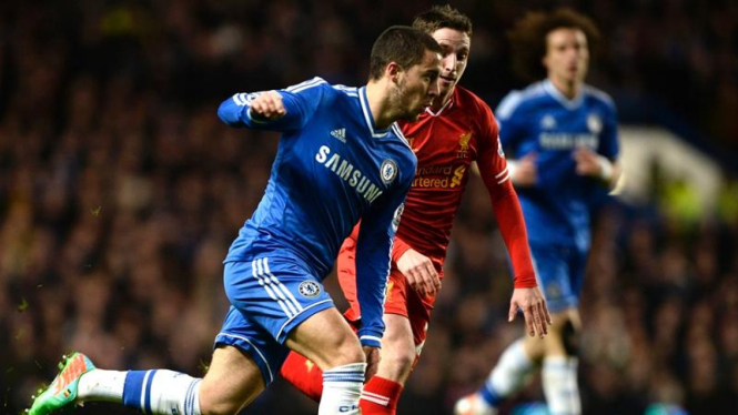 Winger Chelsea, Eden Hazard dikawal pemain Liverpool.