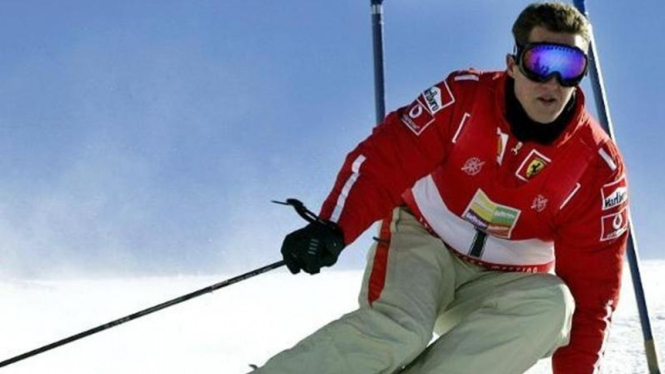 Michael Schumacher ketika bermain ski.