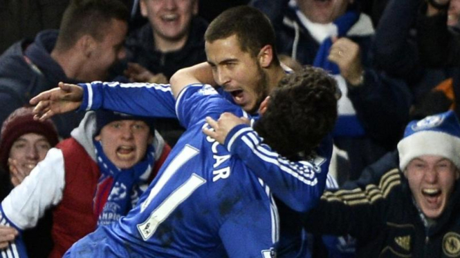 Pemain Chelsea, Eden Hazard, rayakan golnya bersama Oscar