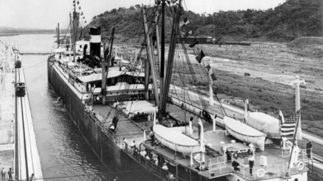Sebuah kapal melintasi Terusan Panama pada 1914