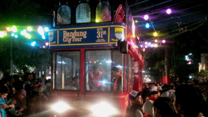 Bandros, bus pariwisata tak beratap milik Bandung