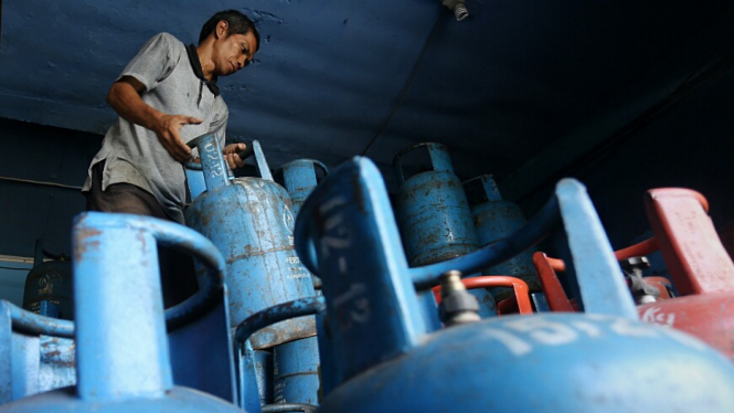 Seorang pekerja mengangkat tabung gas elpiji 12 kilogram di salah satu agen gas di kawasan Mampang Prapatan, Jakarta.
