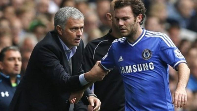 Pelatih Chelsea, Jose Mourinho, dengan Juan Mata