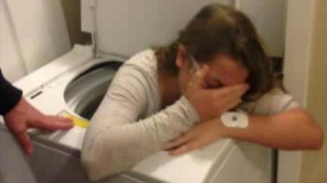 Gadis 11 tahun terjebak dalam mesin cuci