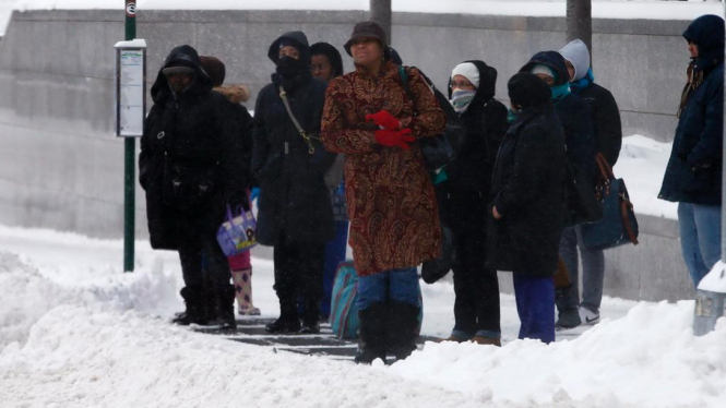 Penduduk Kota New York AS di tengah hujan salju