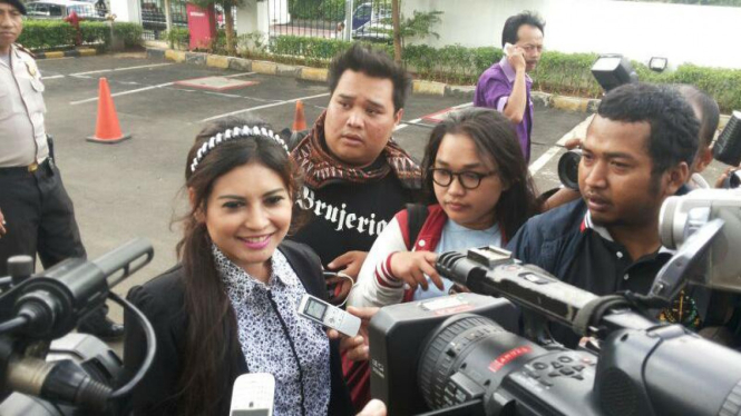 Novi Amelia sebelum dengarkan vonis di Pengadilan Jakarta Barat