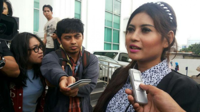 Novi Amelia sebelum dengarkan vonis di Pengadilan Jakarta Barat