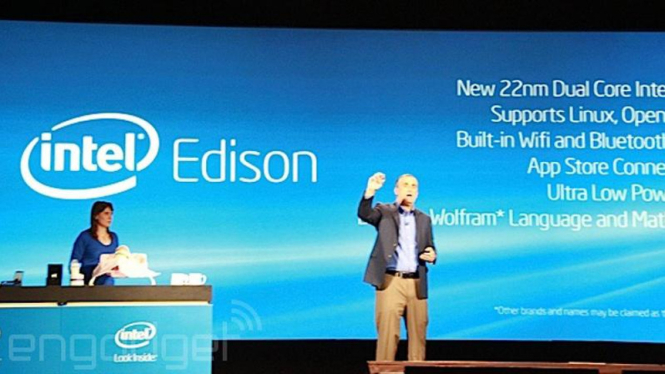 CEO Intel Brian Krzanich memperkenalkan Intel Edison pada CES 2014