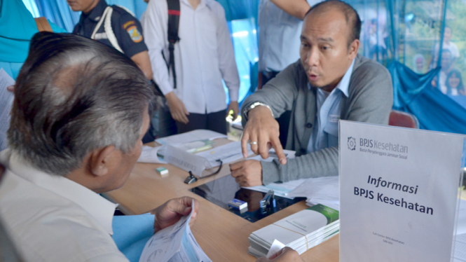 Warga Antri Pembuatan BPJS Kesehatan