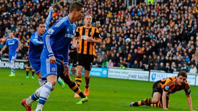 Eden Hazard mencetak gol ke gawang Hull City.