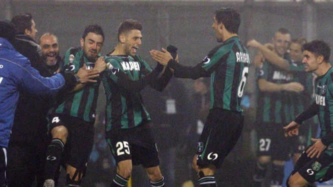 Pemain Sassuolo merayakan gol Domenico Berardi ke gawang Milan