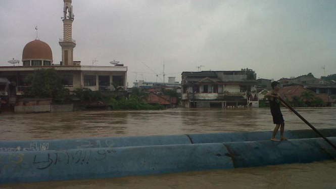 Banjir di kawasan Kampung Melayu, Jakarta Timur. (13/01/14)
