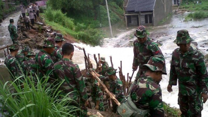 TNI di lokasi banjir