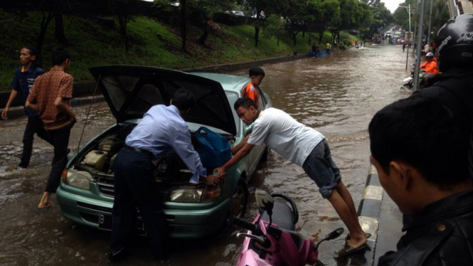 mobil mogok akibat banjir di depan graha simatupang