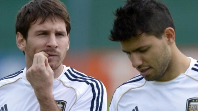 Lionel Messi bersama Sergio Aguero dalam latihan Argentina