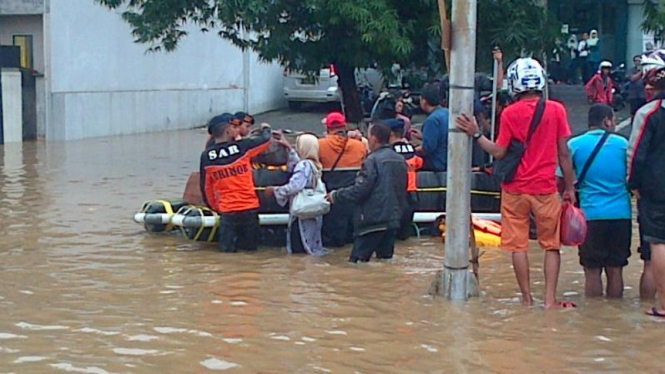 Evakuasi korban banjir di kawasan Kampung Pulo, Jakarta Timur.