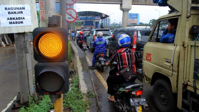 Banjir Rendam TB Simatupang, Motor Masuk Tol