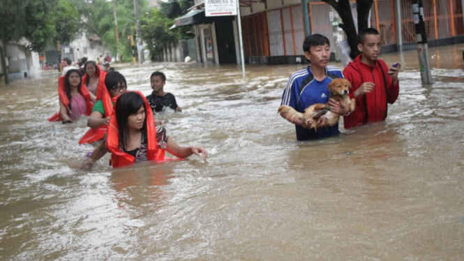 Evakuasi Korban Banjir di Ciledug