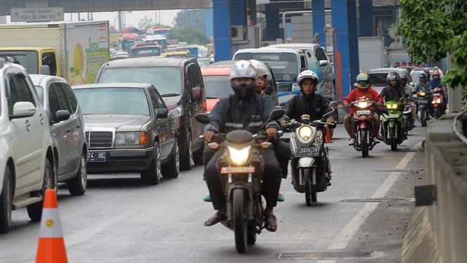 Banjir Rendam TB Simatupang, Motor Masuk Tol