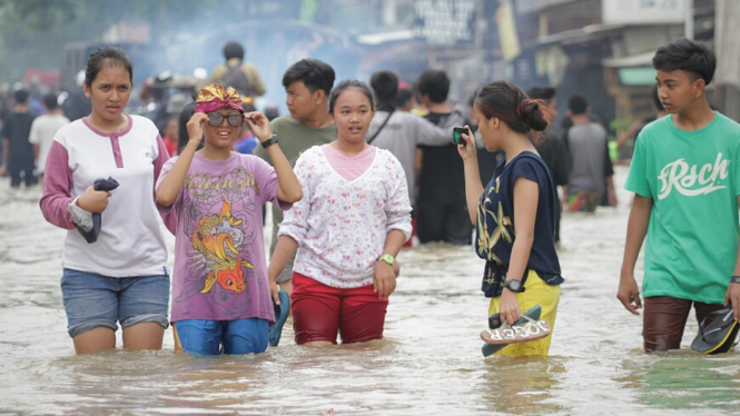 Warga Asik Berfoto Disaat Banjir