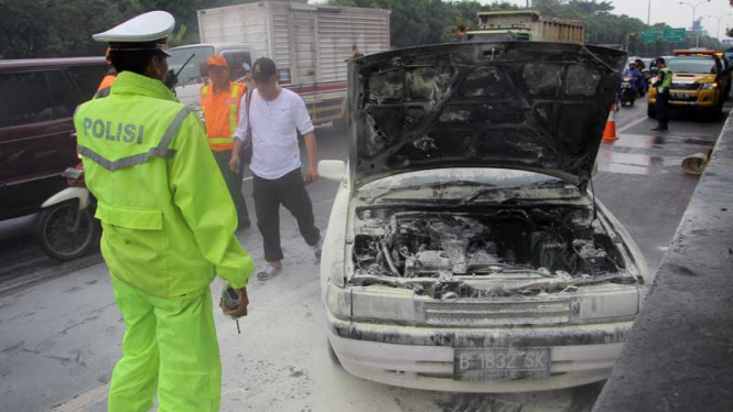 Mobil Terbakar di Tol JORR Simatupang
