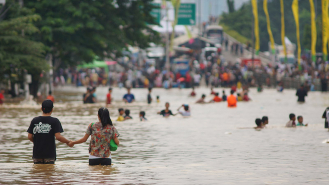 sisi lain banjir jakarta