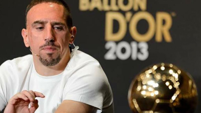 Pemain Bayern Munich, Franck Ribery, melihat trofi Ballon d'Or