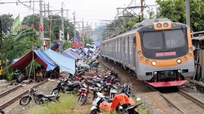 Korban Banjir Mengungsi di Pinggir Rel Kereta