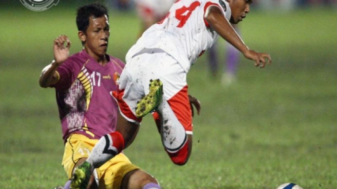 Pemain Persik Kediri berjibaku