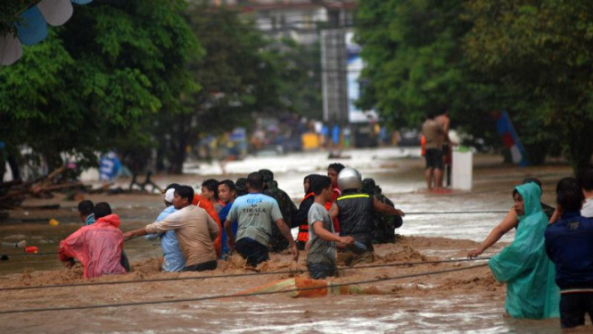 Warga dievakuasi dari terjangan banjir di Manado 