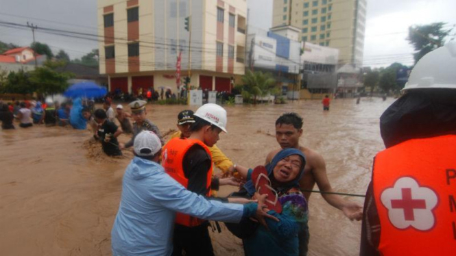 Warga dievakuasi dari terjangan banjir di Manado