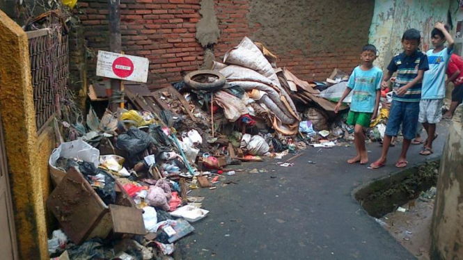 Sampah sisa banjir menggunung di Kampung Pulo, Jakarta Timur