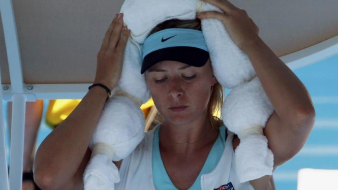 Maria Sharapova meletakkan es di kepalanya