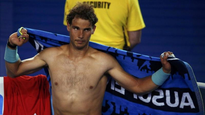 Rafael Nadal terlihat mengeringkan keringat di Australian Open 2014