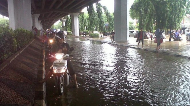 Kemacetan panjang akibat banjir di Jalan Yos Sudarso, Jakarta Utara