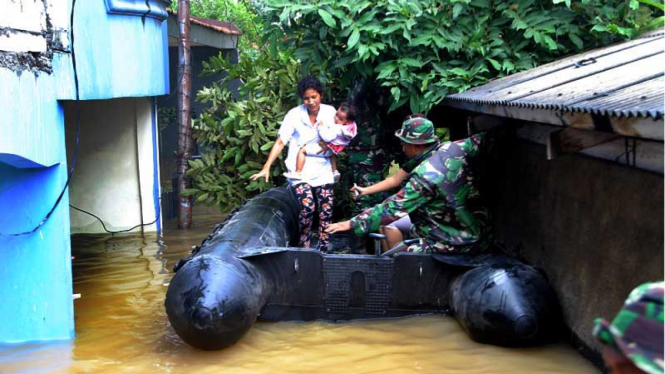 Jalan Otista Raya Lumpuh Terendam Banjir