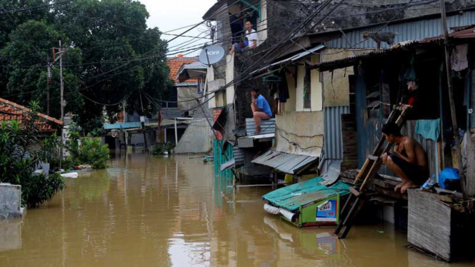 Jalan Otista Raya Lumpuh Terendam Banjir