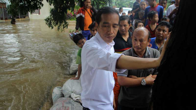 Pantau Luapan Kali Cipinang, Jokowi Bagikan Buku Tulis