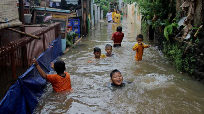 Pantau Luapan Kali Cipinang, Jokowi Bagikan Buku Tulis