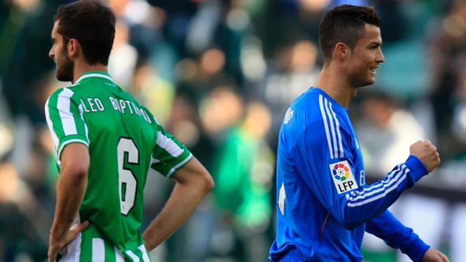 Cristiano Ronaldo (kanan) usai mencetak gol ke gawang Real Betis.