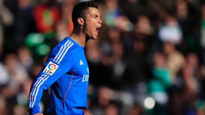 Cristiano Ronaldo (kanan) usai mencetak gol ke gawang Real Betis.